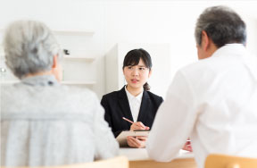 老夫婦と相続手続き代行する税理士